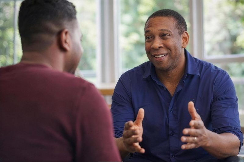 Ronald Esajas in gesprek met een organisatie